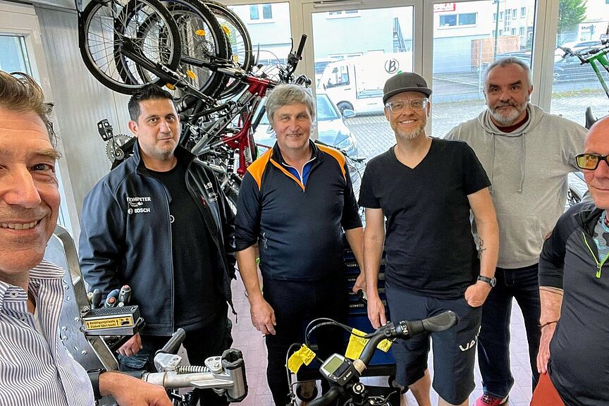 Besuch im Autohaus Gruppenbild in Fahrradwerkstatt