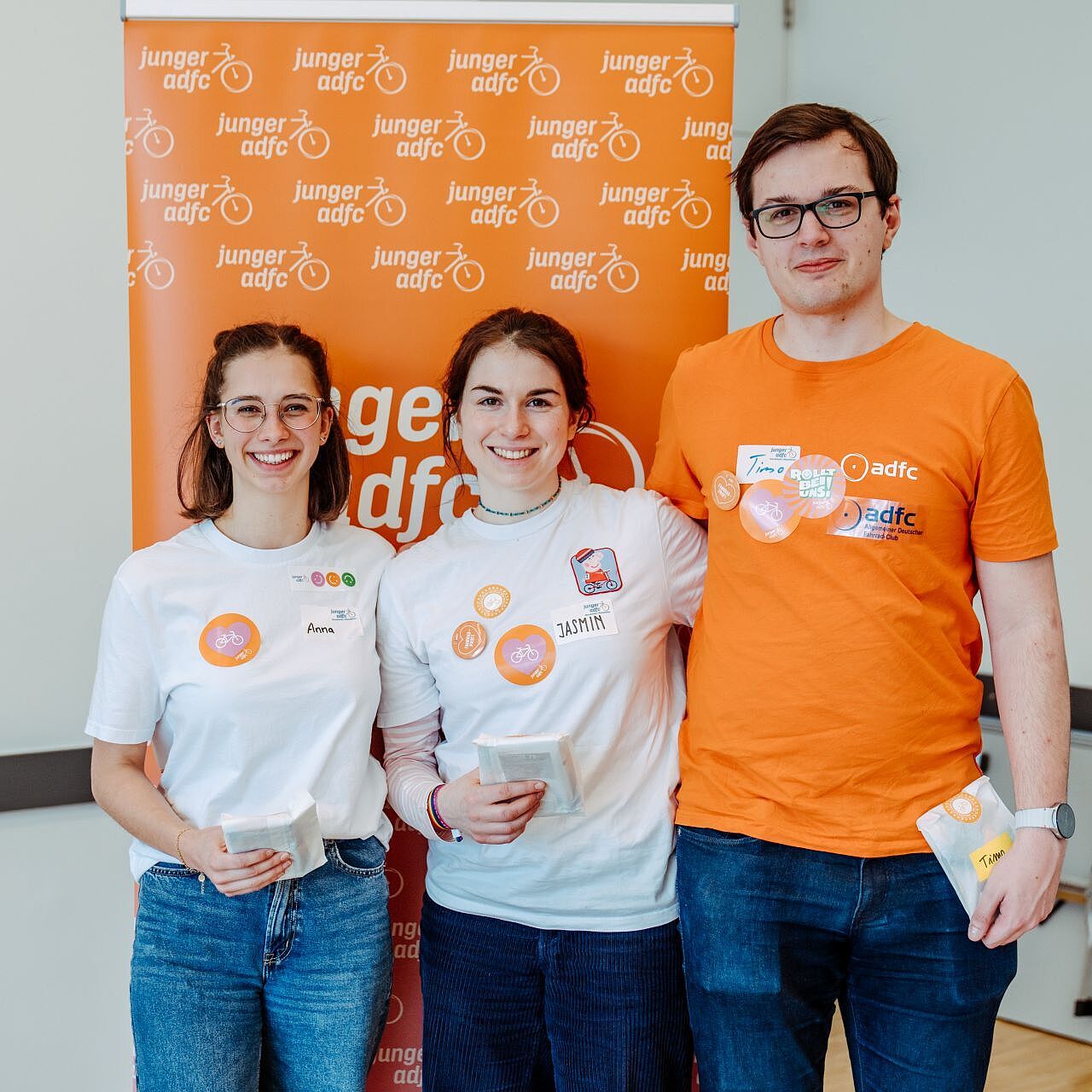 Teamfoto Junger ADFC NRW Das frisch gewählte Team des Jungen ADFC NRW von links nach rechts: Anna Hess (stellvertretende Sprecherin), Jasmin Azari (Sprecherin), Timo Giese (Sprecher)