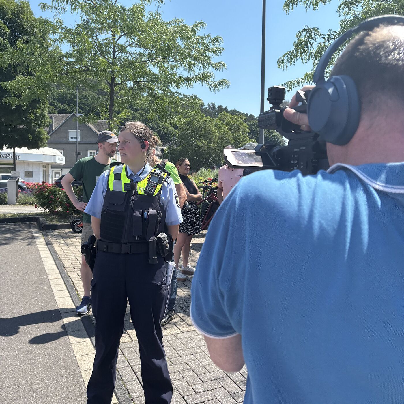 Die Sprecherin Frau Teichmann der Polizei Siegen-Wittgenstein erläutert die Kontroll-Aktion für einen WDR-Beitrag. Es waren einige Medienvertreter:innen anwesend.