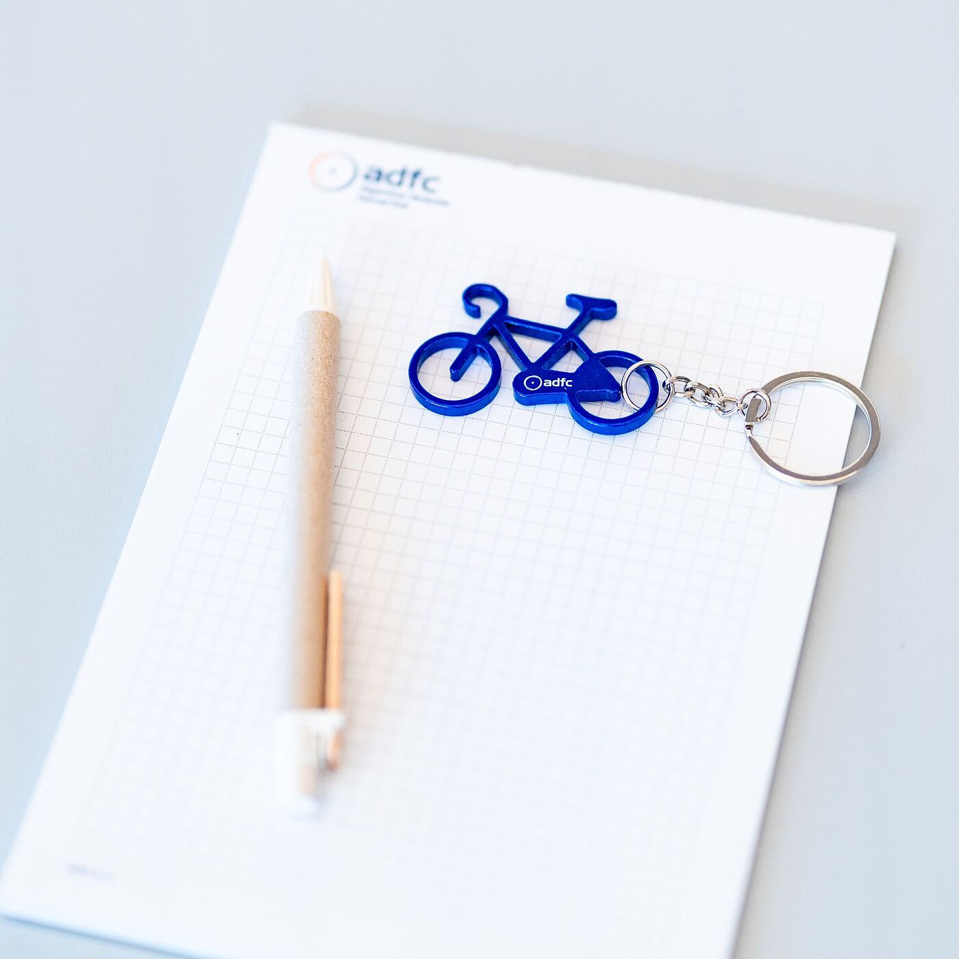 Notizblock und Fahrradanhänger ADFC Mit Stift und Block ausgerüstet: Für Teilnehmende an der Landesjugendversammlung 2026 lagen Notizblöcke bereit.