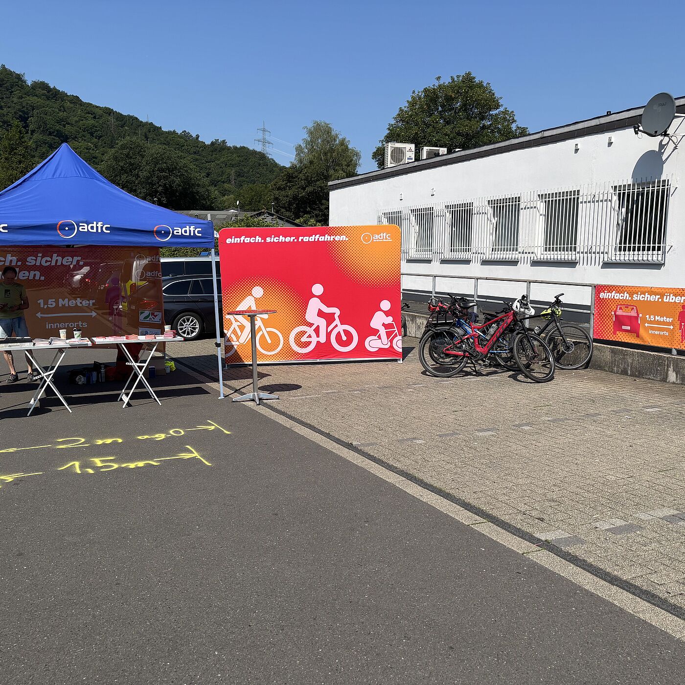 Der Stand von ADFC NRW und ADFC Siegen-Wittgenstein war mit Infomaterial rund um Radfahrsicherheit und die Kampagne "einfach. sicher. radfahren." bestückt.