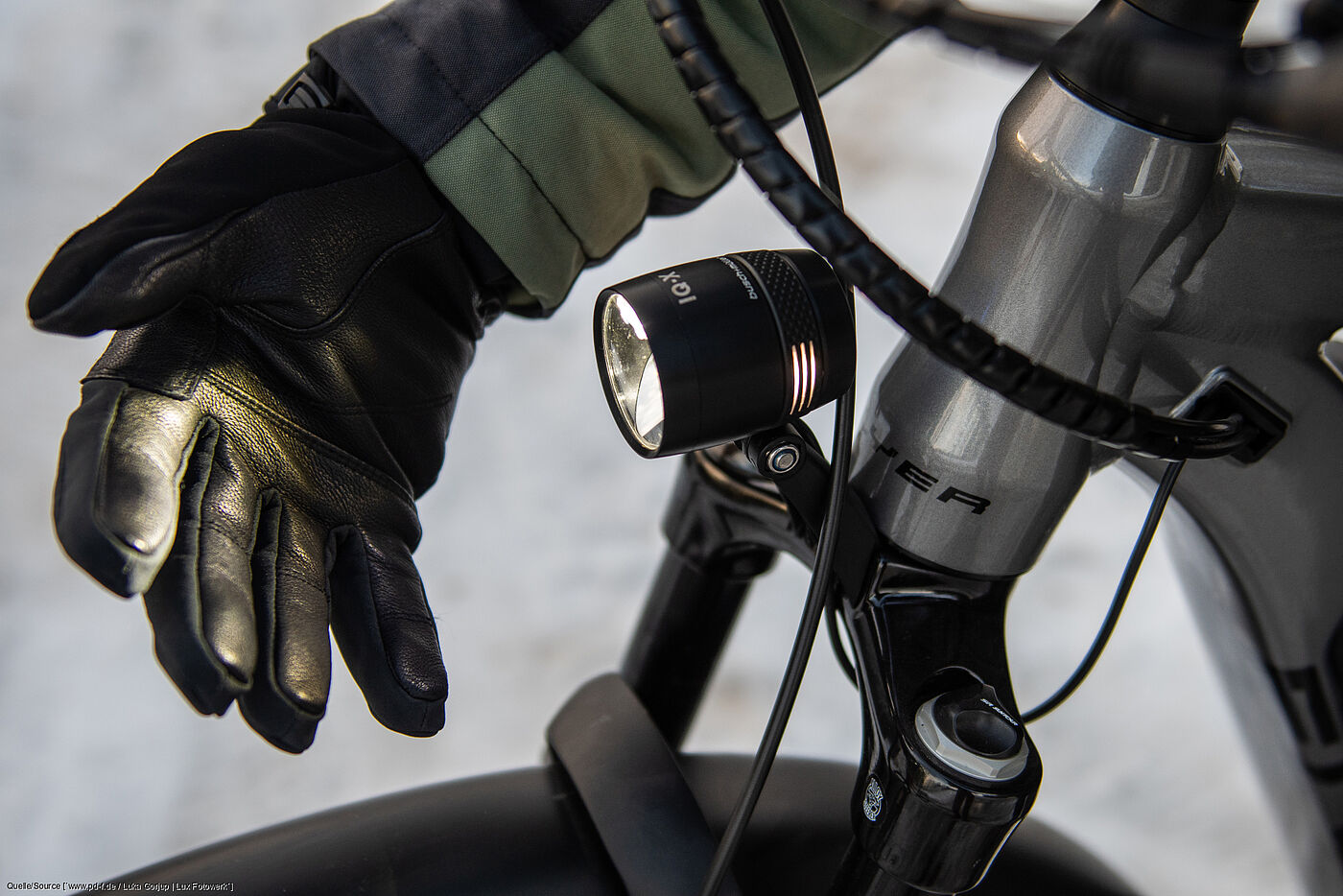 Vor Fahrtantritt kurz prüfen, ob die Beleuchtung funktioniert. Vor Fahrtantritt kurz prüfen, ob die Beleuchtung funktioniert.