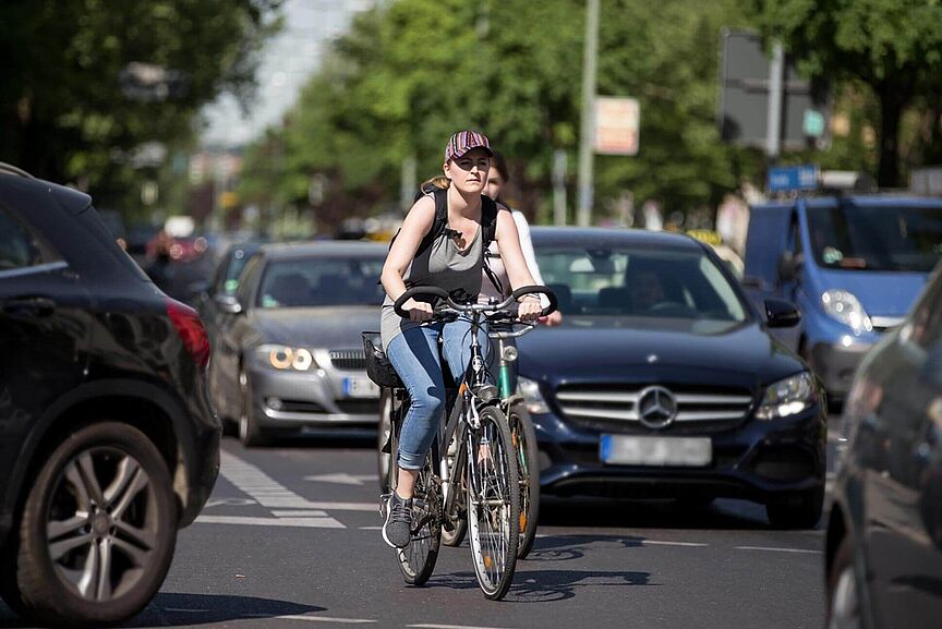 Lebenswert? Autos dominieren auf den Straßen.  Fahrradfahren im täglichen Verkehr