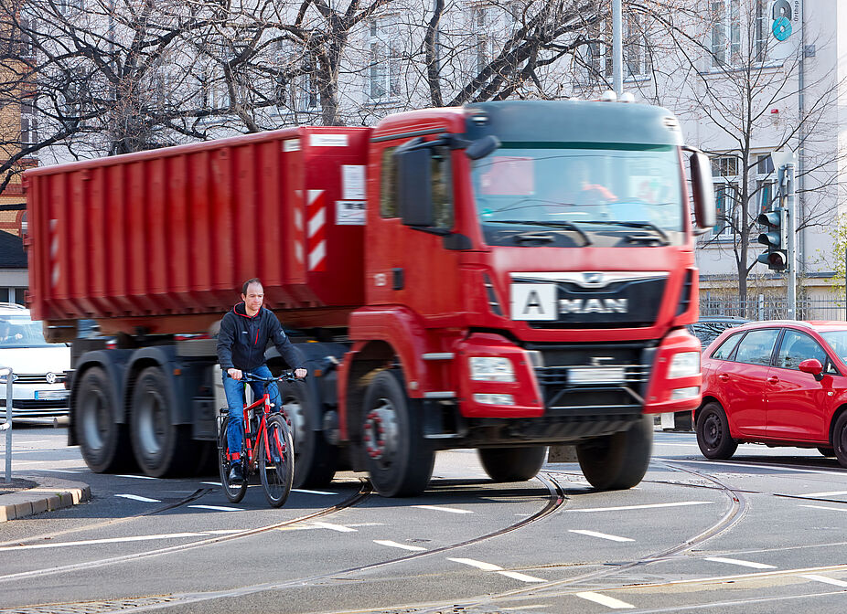 Kritische Abbiegesituation zwischen LKW und Fahrrad Kritische Abbiegesituation zwischen LKW und Fahrrad