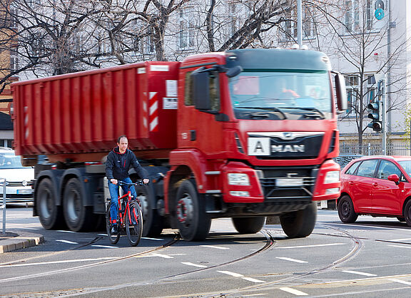 Kritische Abbiegesituation zwischen LKW und Fahrrad