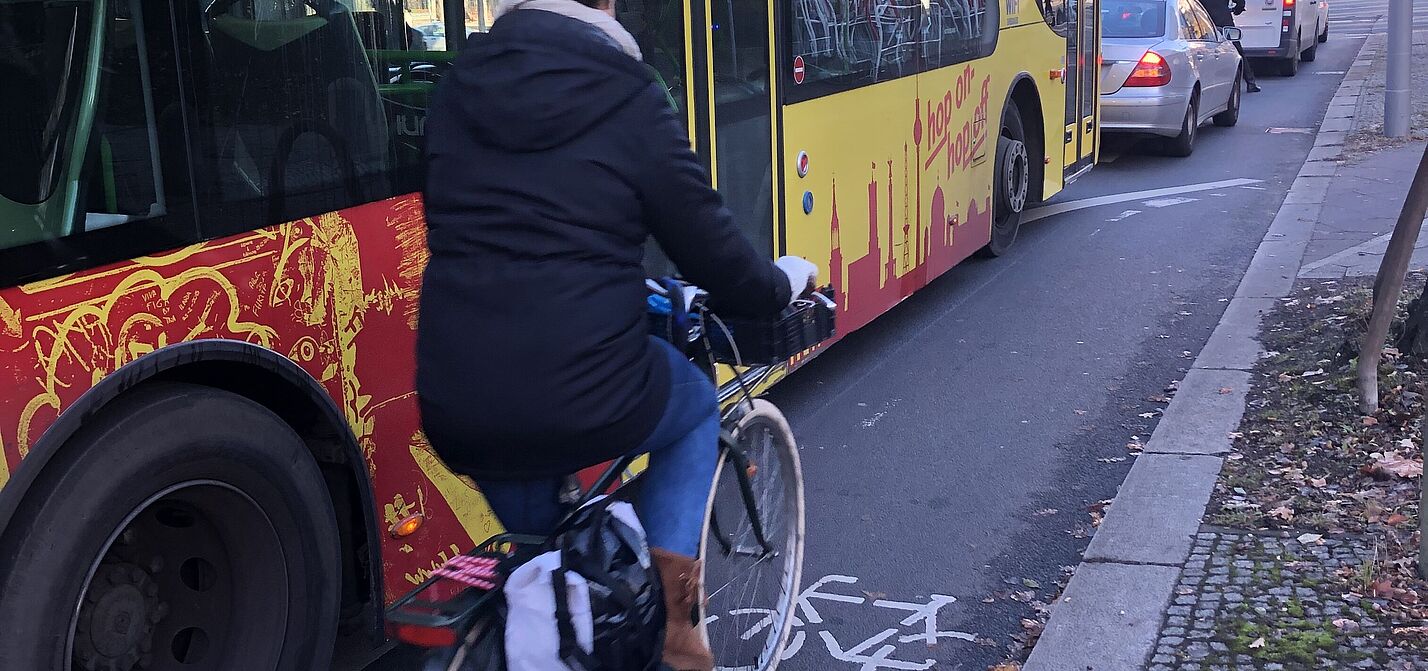 Radfahrerin auf ungeschütztem Radfahrstreifen