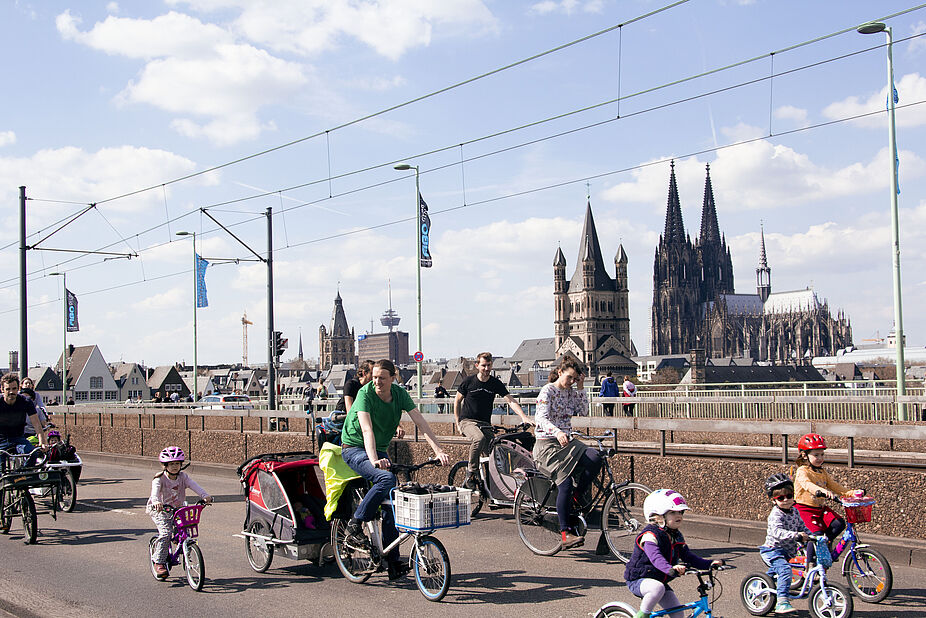 Kidical Mass Koeln Familien auf dem Rad vor Kölner Dom